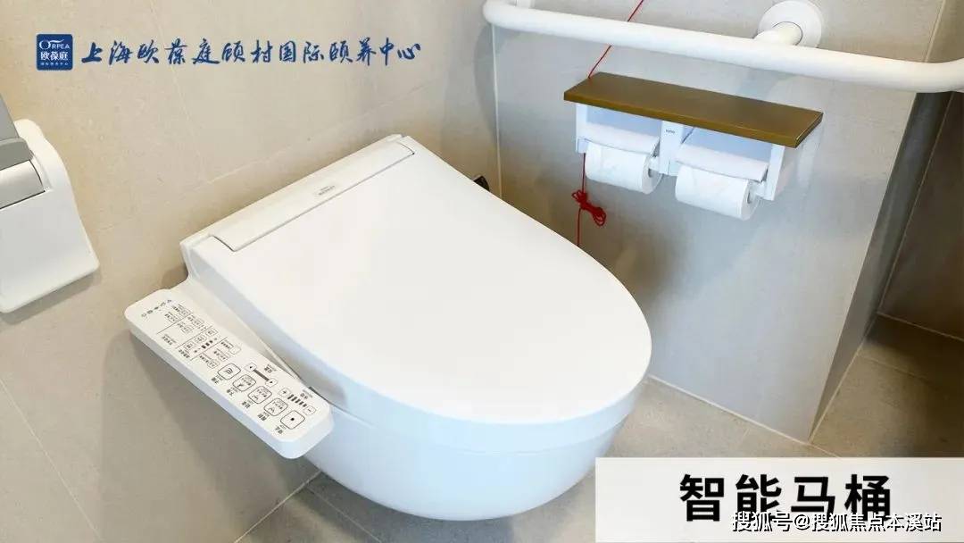 房间配有多功能电动医疗床,呼叫按钮,智能马桶,无障碍安全扶手等适老