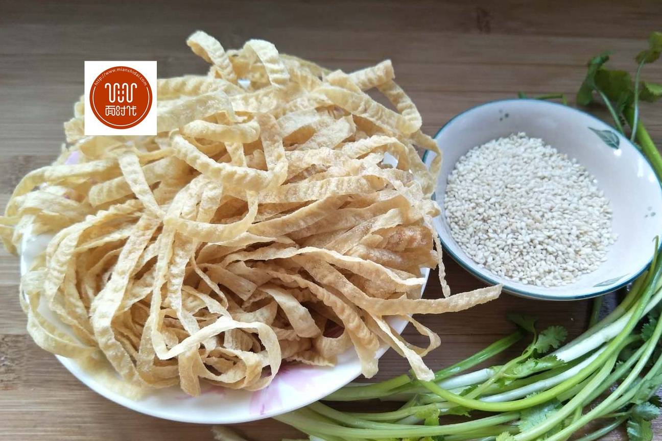 做法:食材:干豆腐丝适量,香菜3根,香葱3根,熟芝麻小半蝶,大蒜3粒,花椒