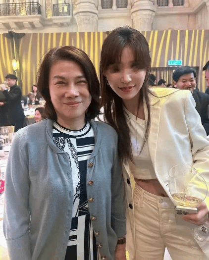 慈善之夜星光熠熠何超琼与董明珠同框优秀女性聚首引热议