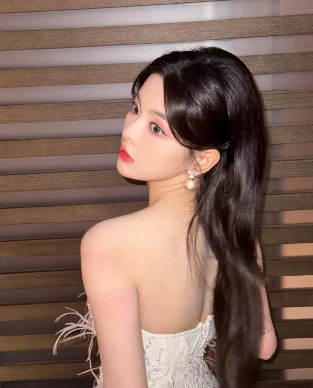 被杨超越的抹胸蕾丝礼服裙惊艳了白幼瘦美人果然适合纯欲风