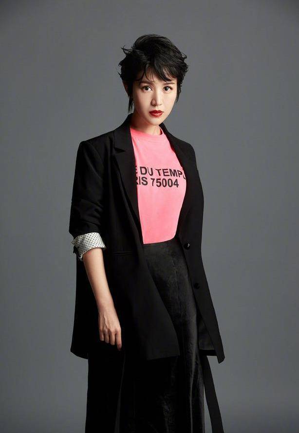 原创鲍蕾身穿灰色短裙秀身材和陆毅手拉手出席活动羡煞旁人真登对