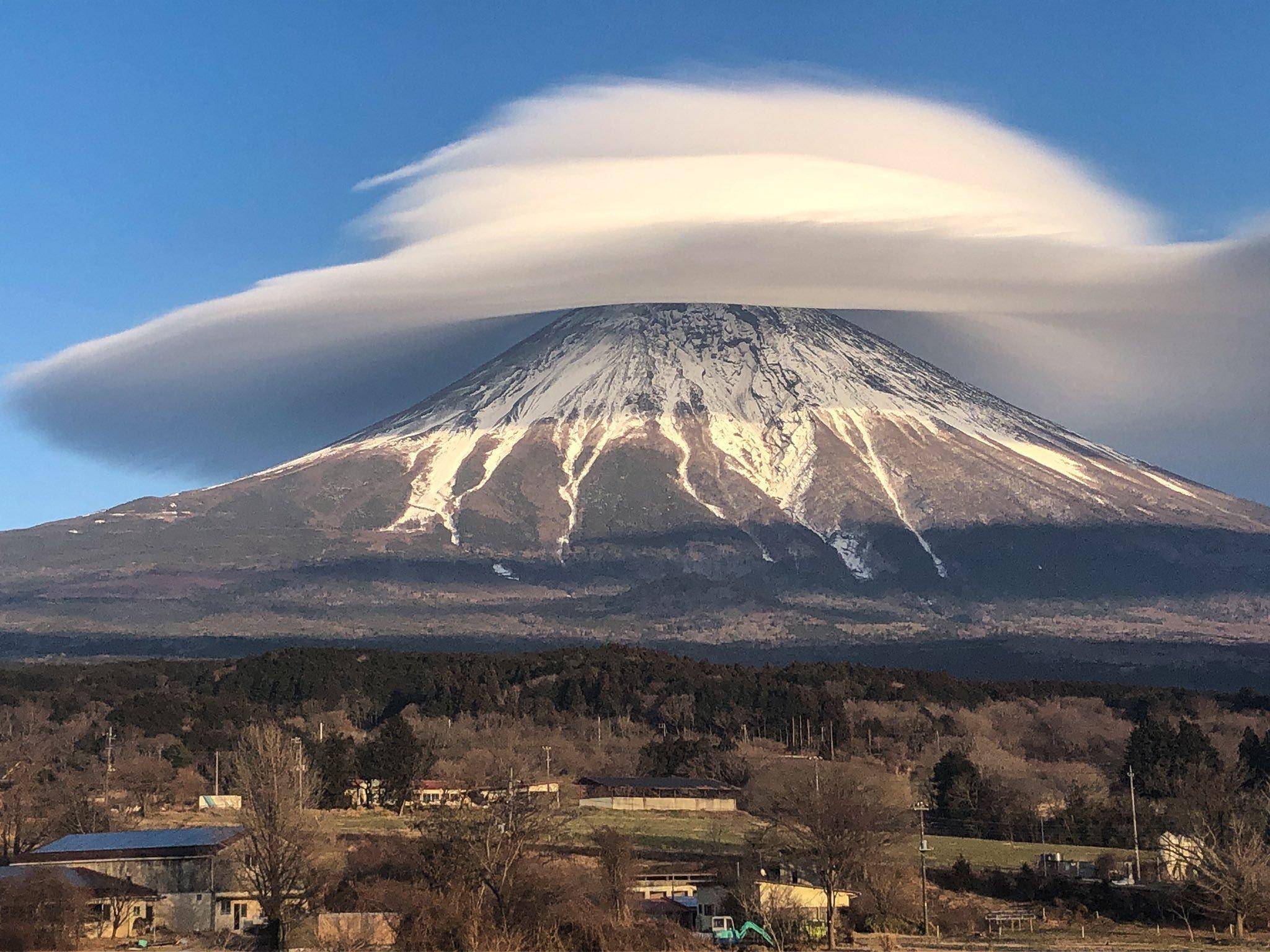 4种罕见天空奇观雨幡洞云酷似时空隧道牵牛花云宛如世界末日