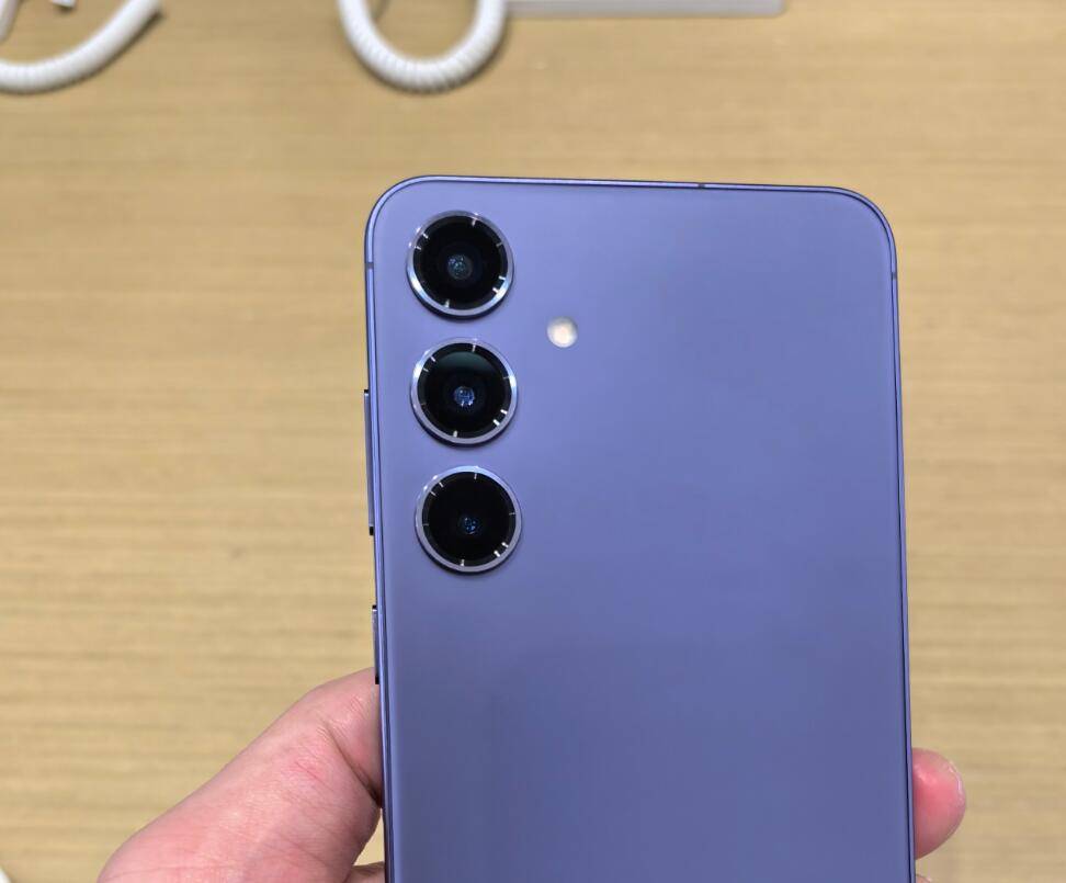 却是三星自家的高动态amoled屏幕,可以实现1-120hz自适应刷新率,画质