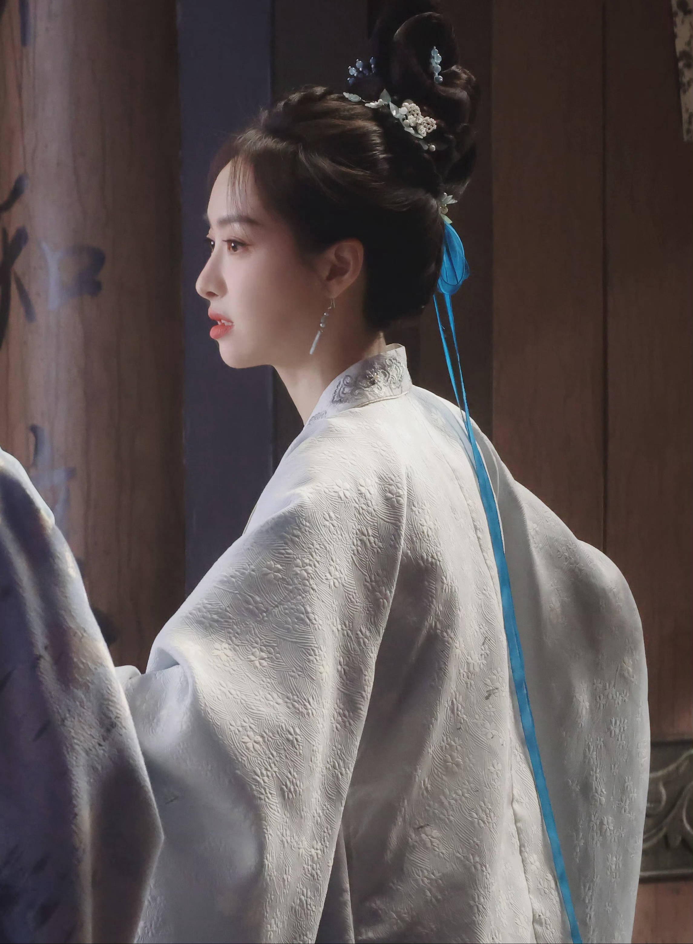 近日,演员宋茜在新剧拍摄现场意外摔倒,这一事件在微博