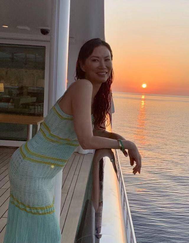 原创邓文迪怎么突然老了法令纹严重苹果肌下垂穿凉鞋脚挤变形