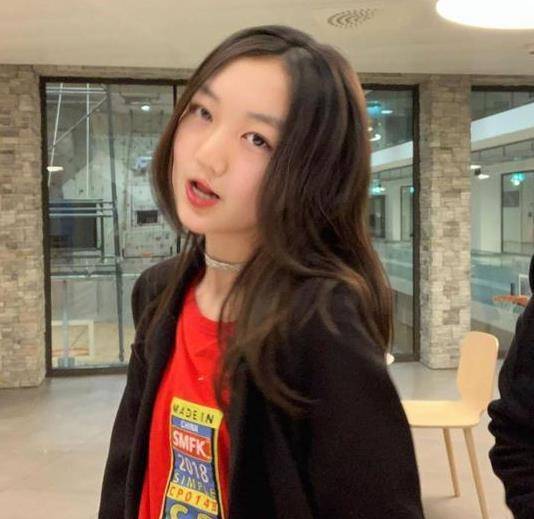 原创王菲女儿李嫣晒留学美照浓妆艳抹大变样她闺蜜的态度使人疑惑不已