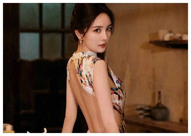 杨幂穿着碎花裙,古韵典雅,又充满性感魅力!