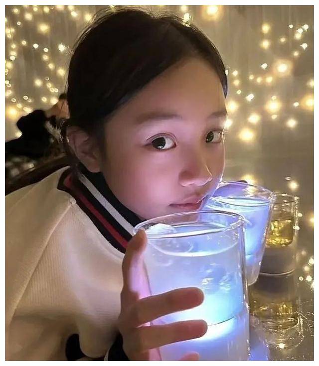 曾与网友对骂,现注销微博并道歉._贾云馨_时尚_造型