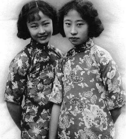 1950年,她以"金志坚"这个汉名正式被政府吸收为公办小学的一名教员.