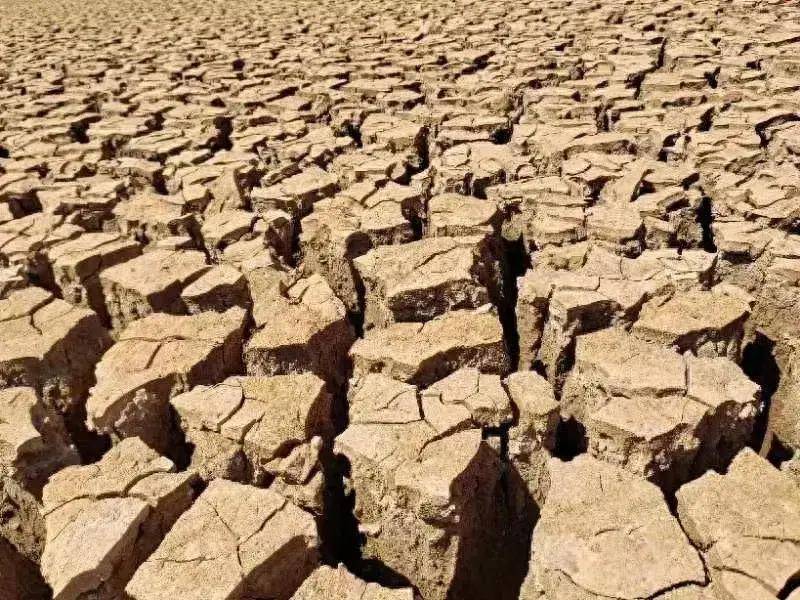 原创曲靖市陆良县水库枯竭淤泥皲裂云南省春耕逢干旱调水迫在眉睫