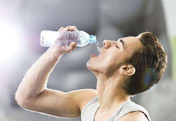 原创喝水后一直小便的人和半天不去厕所的人哪种人身体更健康