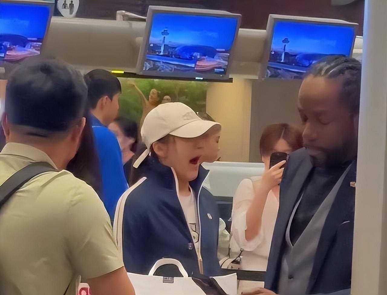 原创国乒队员新加坡归来马龙帅气现身陈梦打哈欠莎莎人气高涨