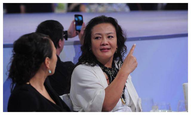 原创张兰拉孙女下水保姆未锁门沉睡中被人敲响