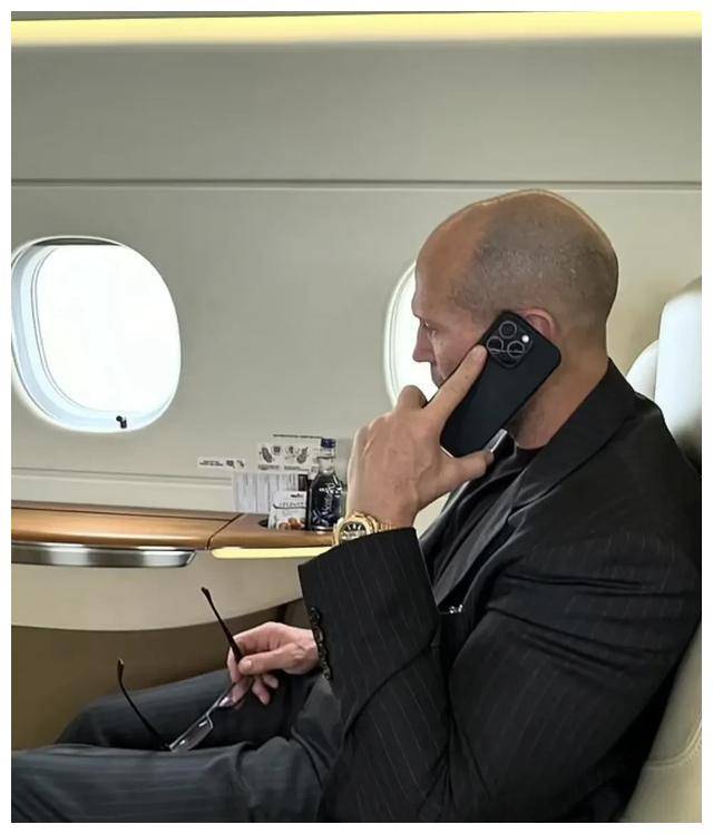 罗茜超模与硬汉杰森同游奢华私人飞机尽显明星范郎才女貌