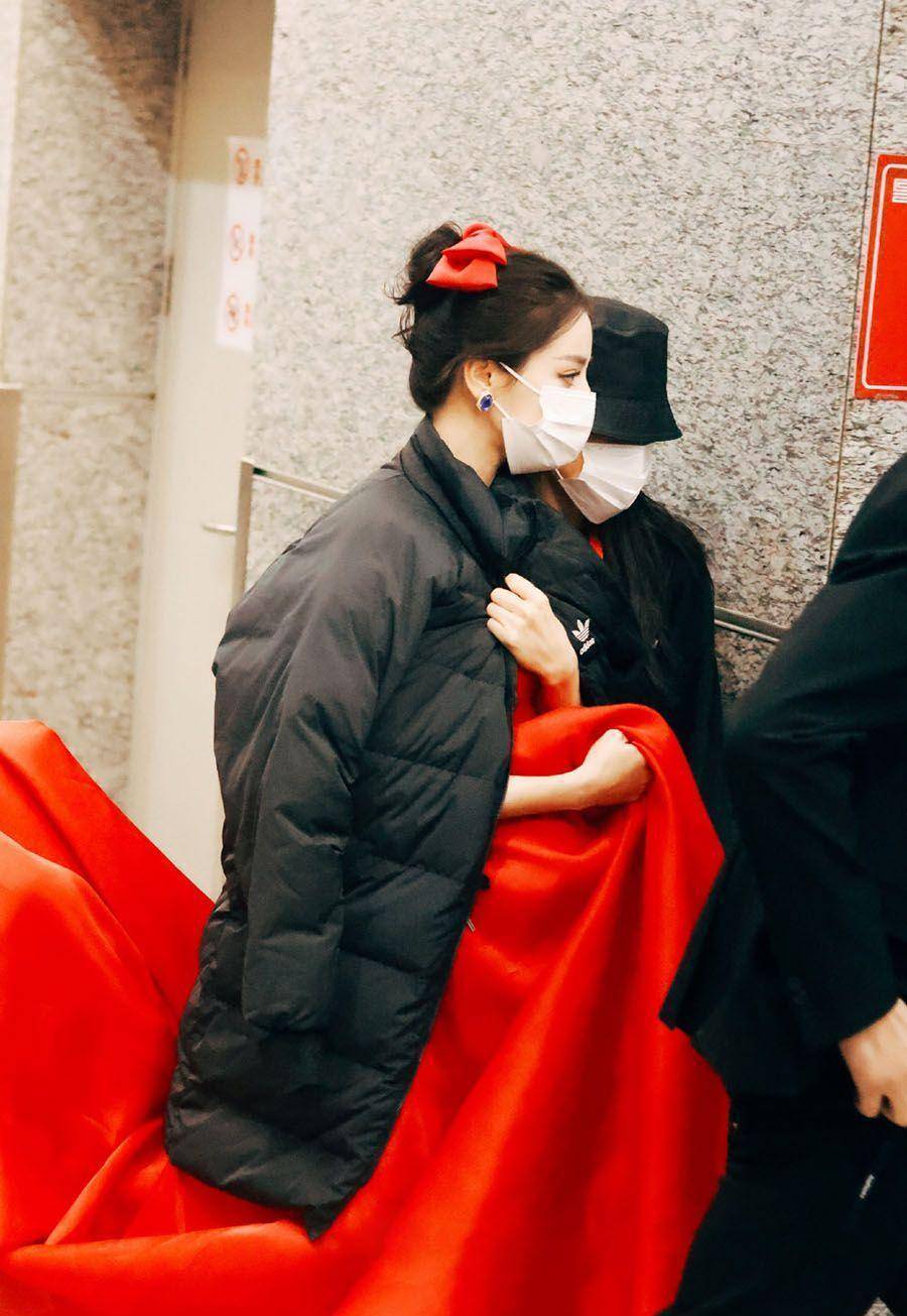 原创迪丽热巴今年舞台还是穿红裙男搭档却换了不过都是一线男明星