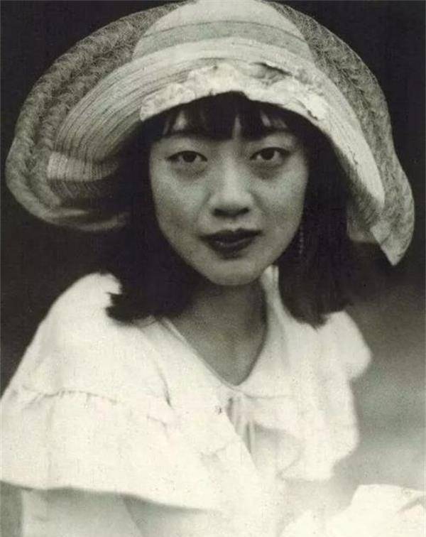 是因为他的父亲荣源认为男女平等,很开明,这使得婉容她从小就接受了