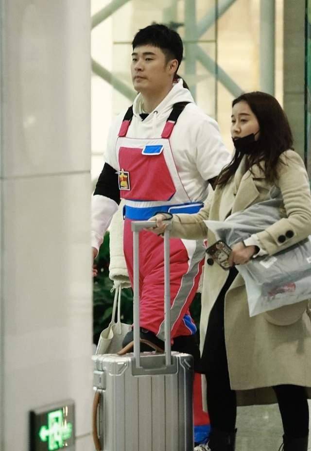 原创陈赫胖了更有好爸爸样穿宽松卫衣遮身材曲线圆滚滚看着挺幸福