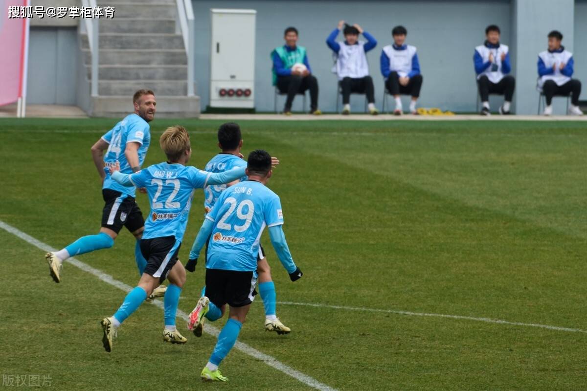原创大连足球即将强势崛起全新大连队刚亮相就三连胜已成冲超热门