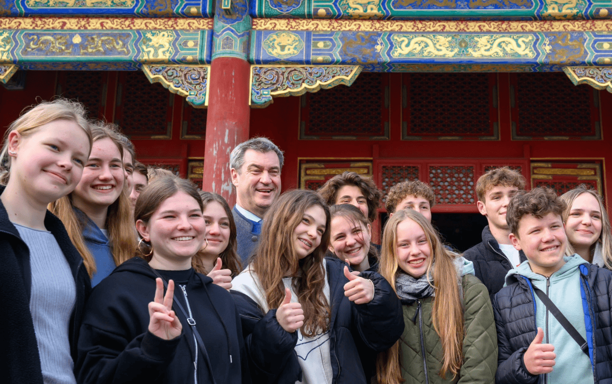 德国州长游故宫玩嗨了,随行小姐姐扮清宫格格,可惜名媛妻子没来