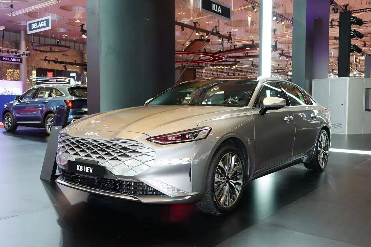 全新起亚k8正式亮相,搭载3.5l六缸发动机,国内还吃这一套吗?