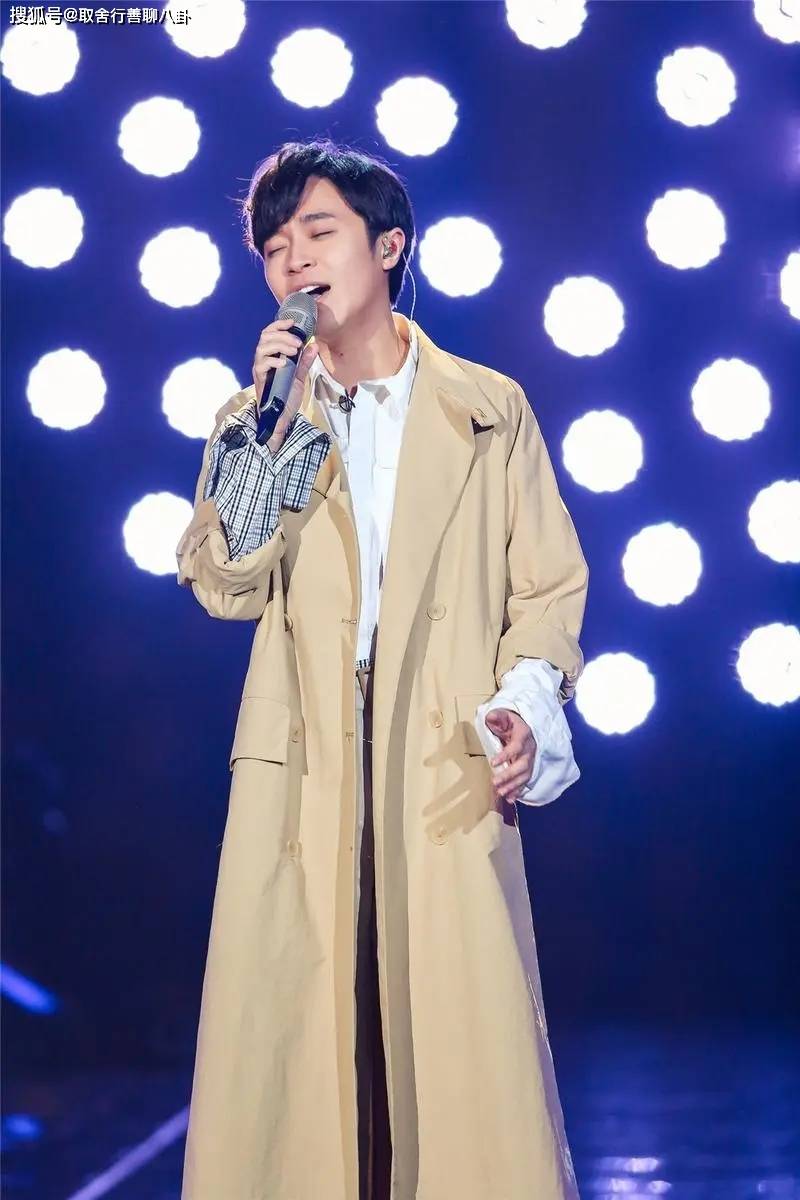 原创吴青峰怒怼私生粉我会报警抓你不要以为把脸遮住就没事