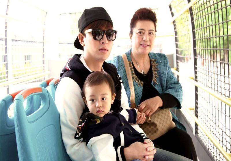 原创贾乃亮带甜馨参加亲子活动罕见同框满眼父爱令人心疼