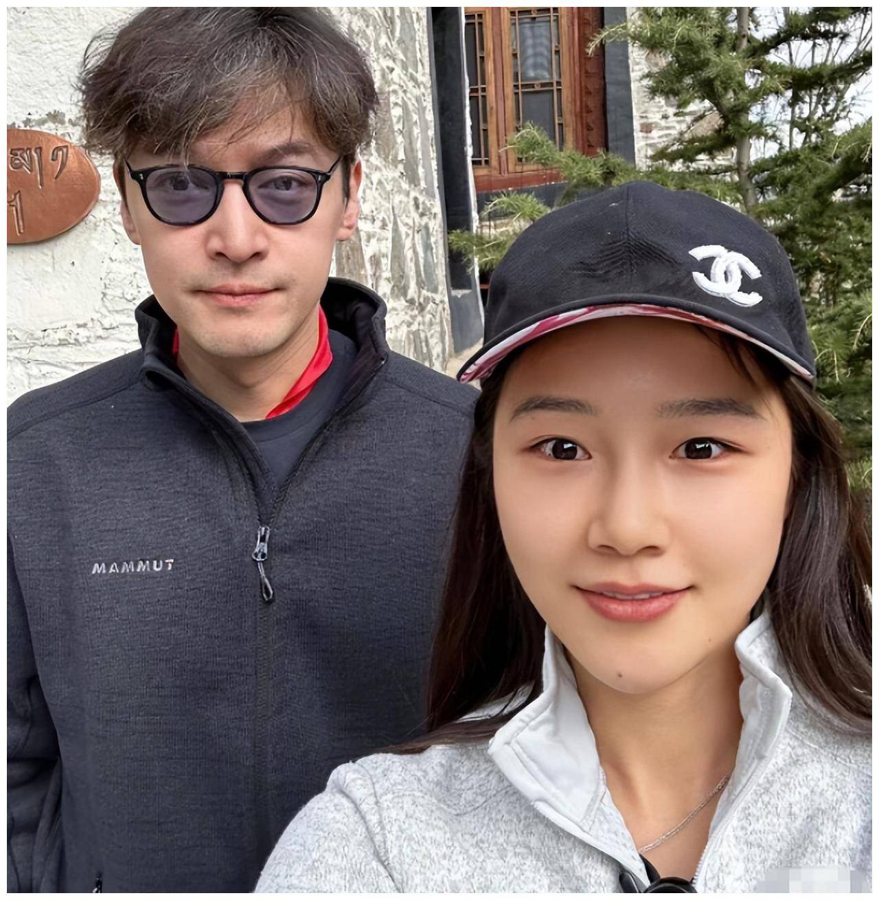 偶遇胡歌夫妇西藏公益行与女粉合影被盯到害羞黄曦宁夫唱妇随