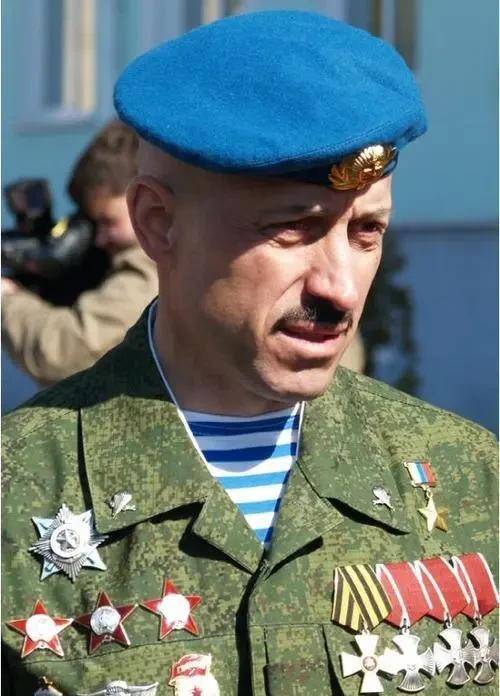 其中,更是有一名哥萨克战士,曾"以一敌百",在敌军的重重包围之下,凭借