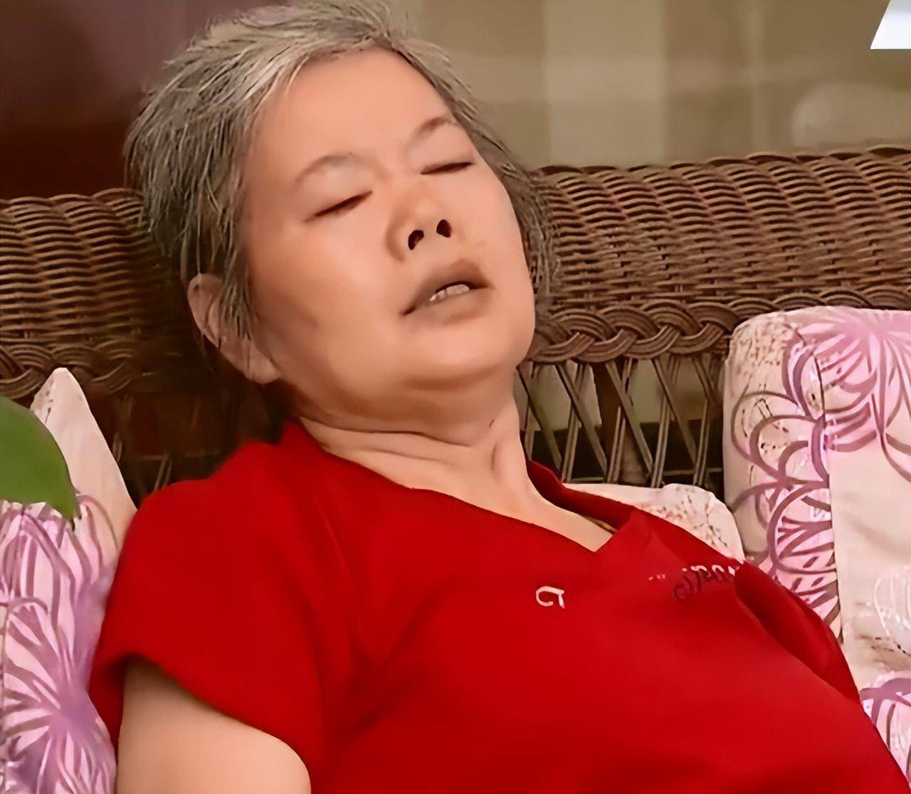 妇人吃下药后,默不作声,只是闭着眼睛,眼角还流着泪水.