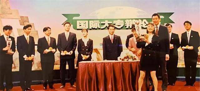 并不能代表这个时代赋予人们的意义消失,姜文是如此,严嘉和季翔也是