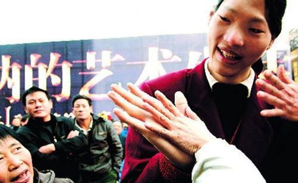 世界第一女巨人穿78码鞋子一顿吃两斤大米饭结局如何