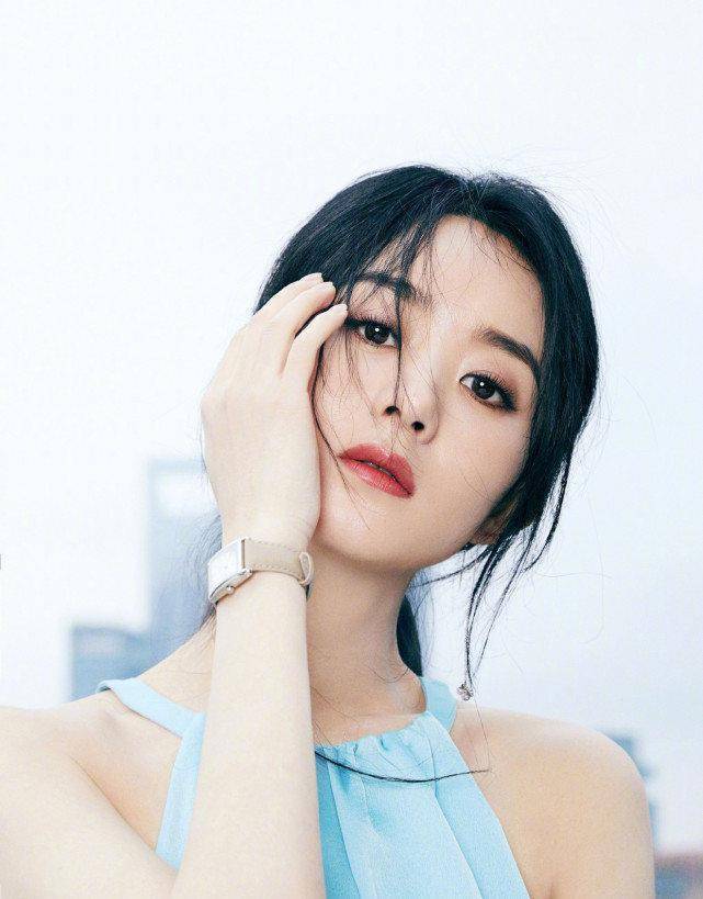 原创赵丽颖出席活动工作室被说惨穿蓝色长裙尽显优雅气质腰围还没头围