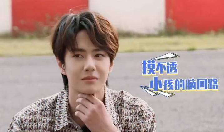 王一博和小孩互动和谐,主动蹲下被支配!