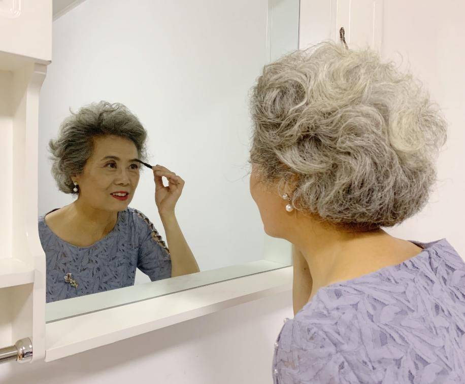 中年女人放任老态表现:没到60岁就留这3款大妈发型,太显老