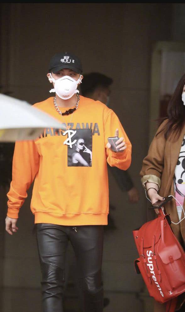 原创创造营3鹿晗黄子韬机场合体两人被同款潮包果然是兄弟情深