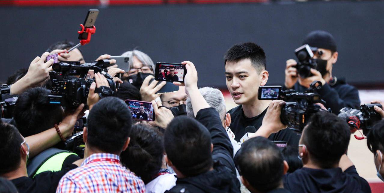 辽宁男篮主教练杨鸣在上一场比赛以后,也点评了球队,杨鸣表示相比于
