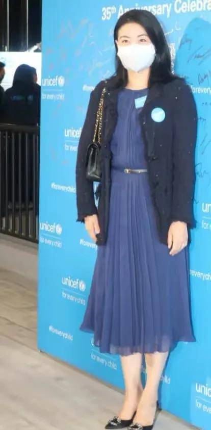 参加活动时,一身靓丽高贵的穿搭映入眼帘,正式场合小姐姐拿出了杀手锏