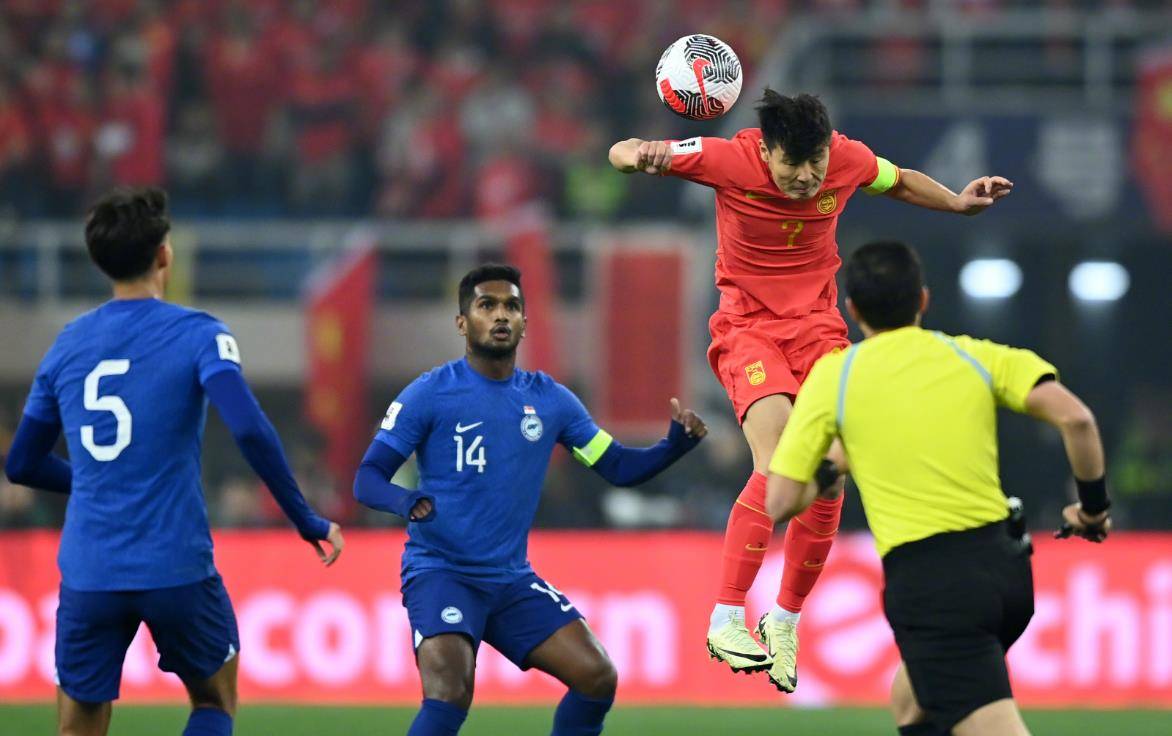 比赛一开场,国足就大举进攻,朱辰杰抢高点出了底线,武磊护球被破坏后