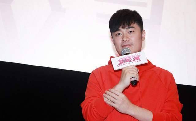 原创陈赫胖了更有好爸爸样穿宽松卫衣遮身材曲线圆滚滚看着挺幸福