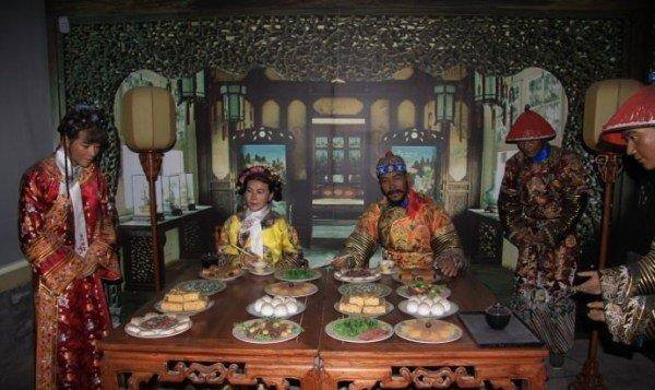 用膳,古代皇帝的餐食确实丰盛,各地各番进贡的特产美食,奇珍异果无数