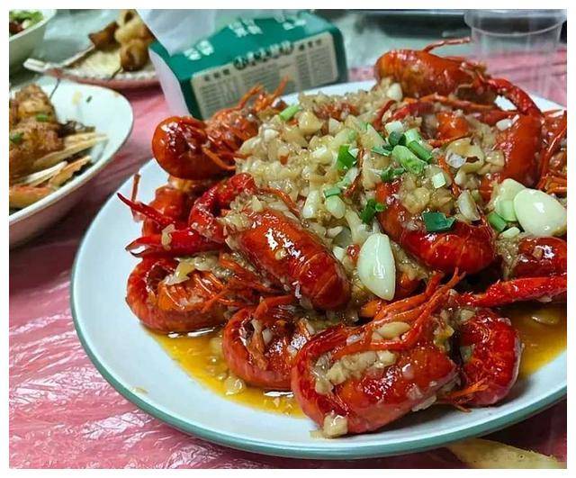 新晋网红美食大排档董宇辉带领团队火了武汉巷子