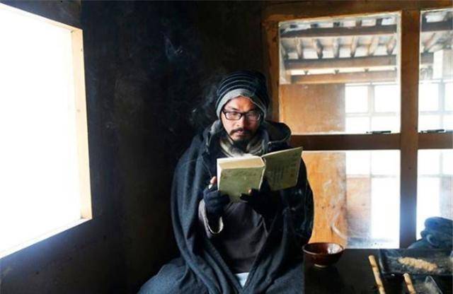 在各种纷纷扰扰中,总有一些人看清一些事情看淡一些经历,最终寻找一个