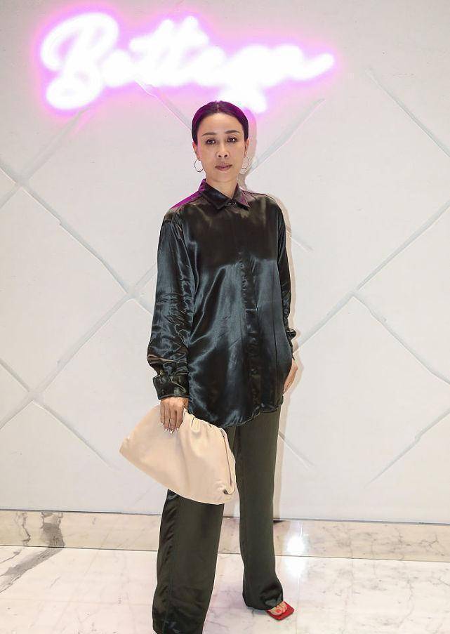 原创那英的气质不需穿得太精致就能成焦点缎面睡衣风挺拉风的