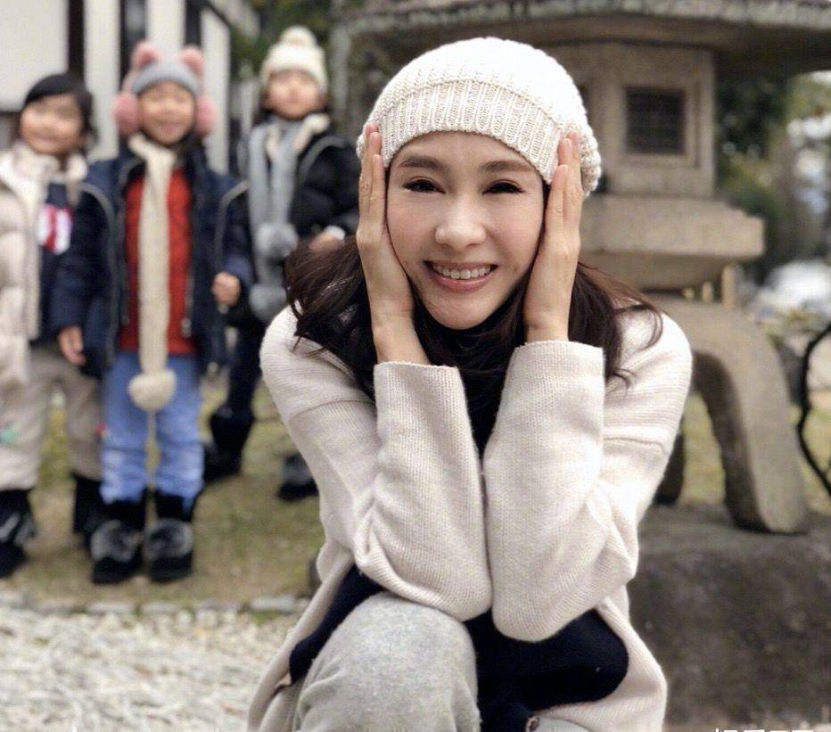 原创49岁黎姿晒素颜照皮肤白皙通透零毛孔网友整出来的