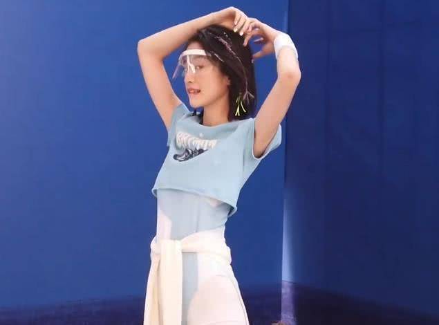 原创张雪迎现身片场运动鞋暴露真实身高这下没人说她柯基腿了