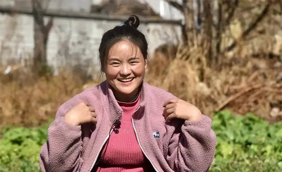 春运母亲:11年后才知自己走红,怀中女儿已离世,今靠勤劳脱贫