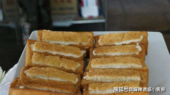 这算是中西合璧的美食,在挖空的吐司面包里面,加上烧