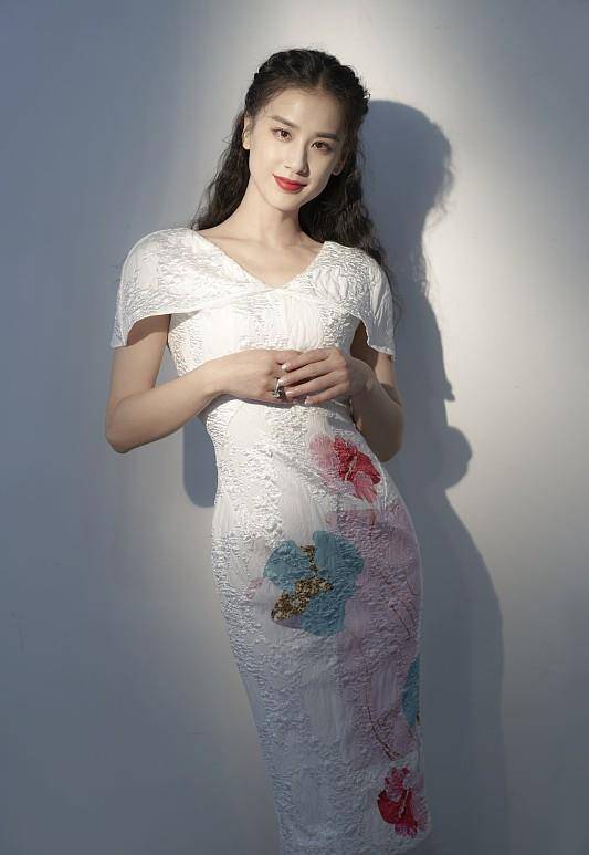 黄圣依的"钻石花朵"太亮眼,看着就不便宜,配合着晕染裙真贵气