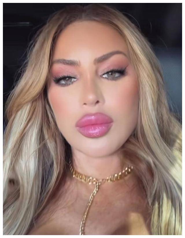 皮蓬前妻又一次惊艳登场,粉红口红增添魅力,50岁神秘消失