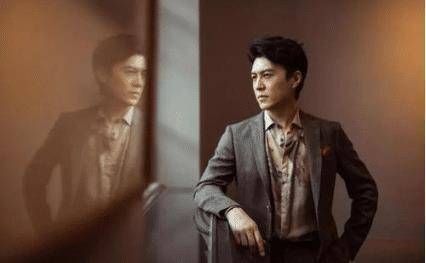 靳东说出道时没王宝强帅本以为是玩笑话看到旧照后打扰了